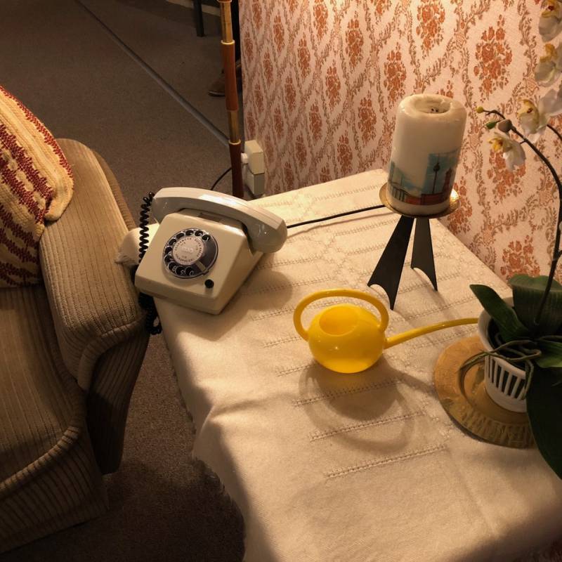 Classik Hotel Collection Beispiel Telefon und Couch aus der DDR
