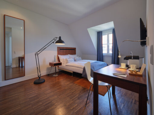 Wohnzimmer mit Gästebett -Prestige Zimmer im Classik Hotel Antonius